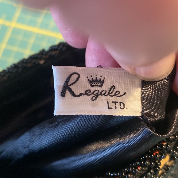 La Regale Beaded Clutch Purse. - Picture 4 of 5